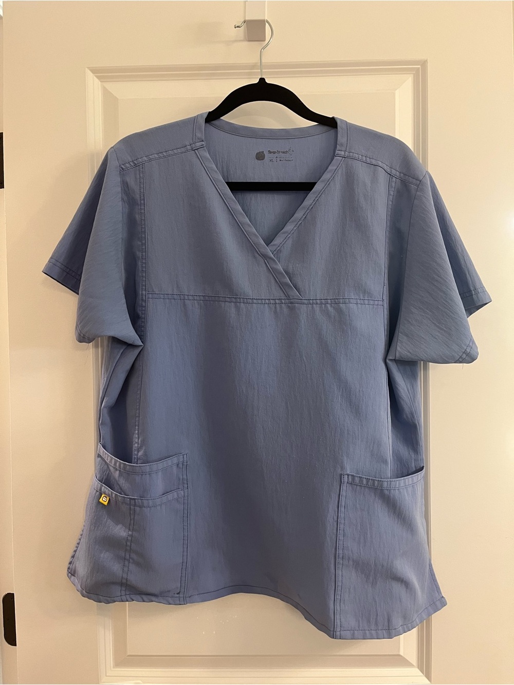 Wonder Wink Ceil Blue Scrub Top in Size XL